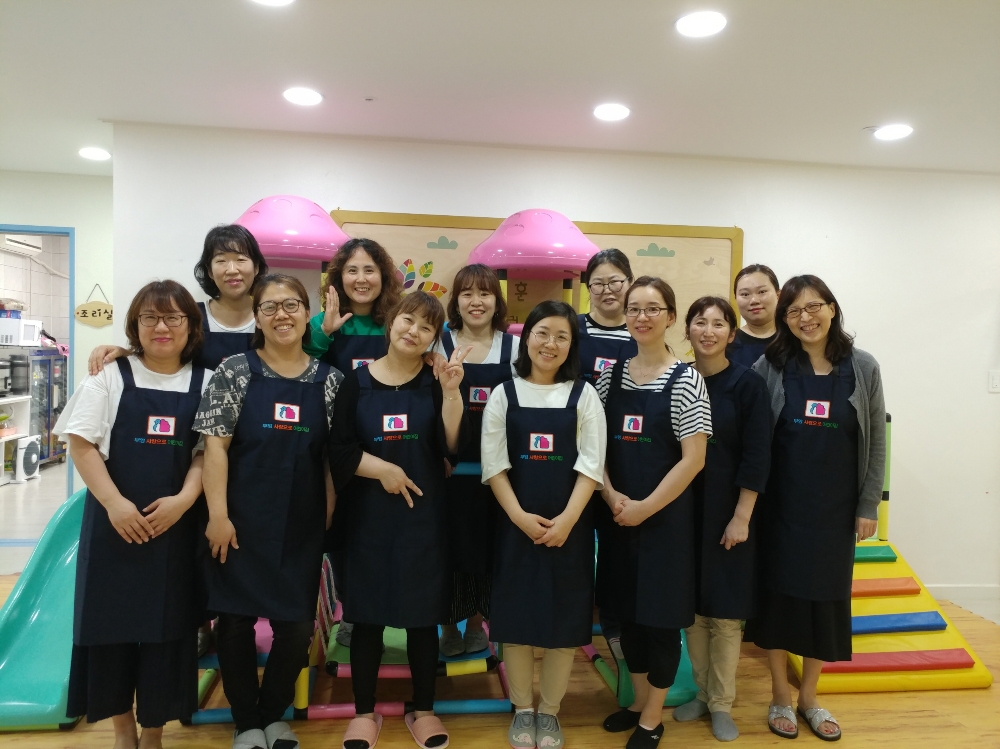 남양주월산1단지 어린이집 보육교사들이 앞치마를 입고 기념 촬영을 하고 있는 모습.(사진=부영그룹)