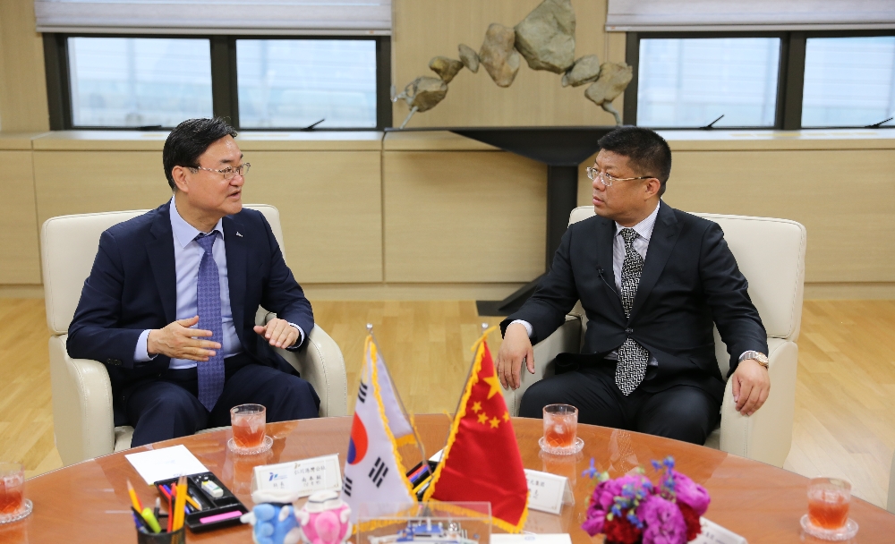 왼쪽 IPA 남봉현 사장, 오른쪽 중국 성원그룹 리커 부회장. (사진=인천항만공사)