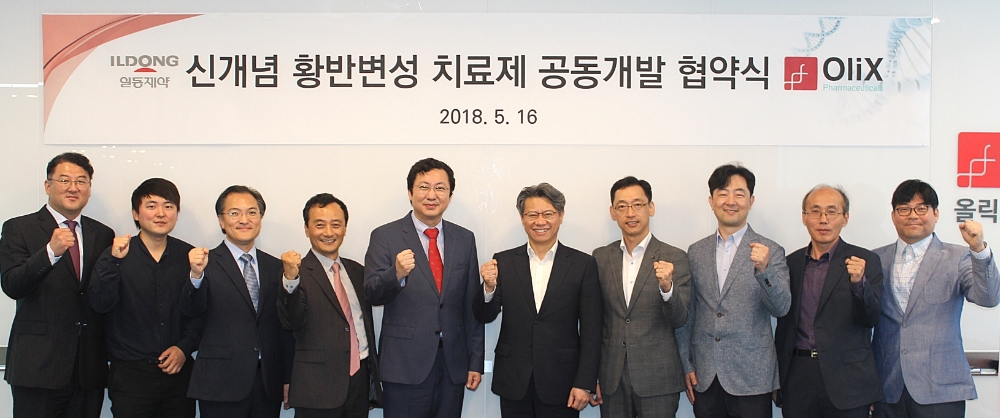 올릭스 이동기 대표(왼쪽 다섯 번째)와 일동제약 중앙연구소장 최성구 부사장(왼쪽 여섯 번째)을 비롯한 양사 관계자들이 협약식에서 기념 촬영을 하고 있다. (사진=일동제약)