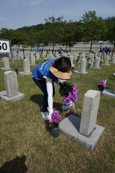 △ 코레일 서울본부 봉사단이 작년 6월 국립현충원에서 헌화하고 있다