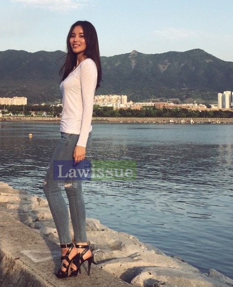 조정민, 흰 티셔츠에 청바지로 완벽 비율 뽐내...'감탄할 수 밖에'