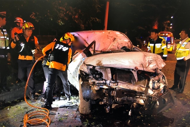119구조대가 구조를 하고 있다.(사진제공=부산지방경찰청)