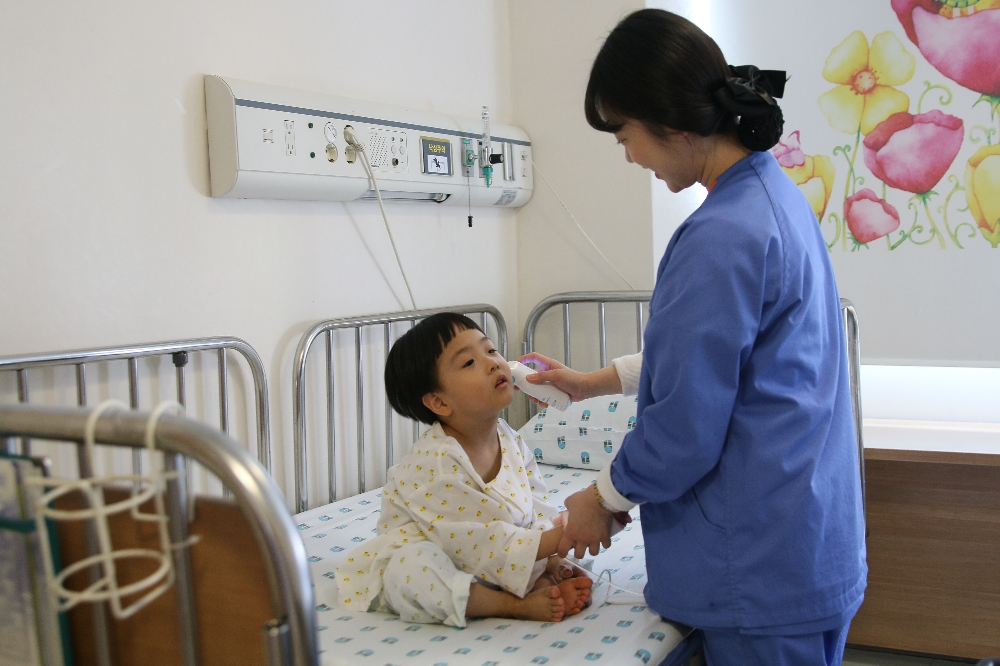 분당차여성병원 간호간병 통합서비스 병동 간호사가 환아의 체온을 재고있다. (사진=분당차여성병원)