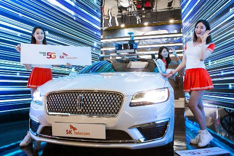 SK텔레콤 모델들이 5G 시대 교통 혁명의 기반이 될 ‘HD맵’을 소개하고 있다. (사진=SK텔레콤)