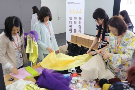 넷마블 임직원들이 '헝겊인형 만들기 봉사활동'을 진행하고 있다. (사진=넷마블문화재단)