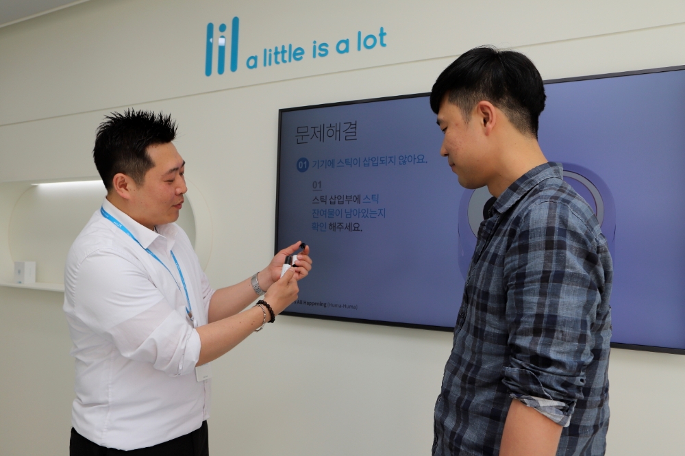 서비스센터 직원이 고객에게 기기 사용팁을 안내하는 모습. (사진= KT&G)