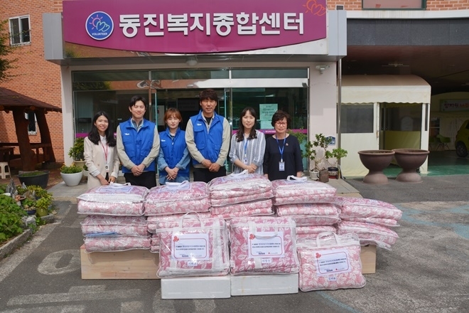 저소득가정 100가구에 여름나기 사업을 하고 기념촬영.(사진제공=경남사회복지공동모금회)