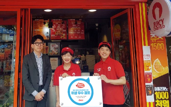 쥬씨 본사 임직원들이 쥬씨의 위생관리 캠페인인 ‘쥬씨하루 33 캠페인’ 우수매장을 시상하고 있다. 맨 위부터 쥬씨 송도점, 신월동점, 평촌두산벤처다임점 시상 모습. (사진=쥬씨)