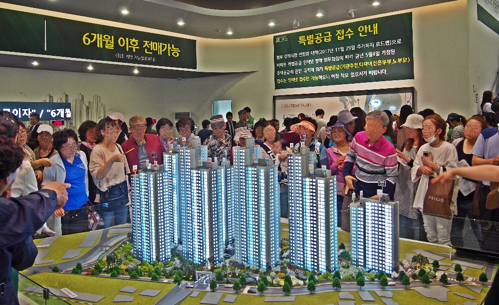 모형도를 살펴보는 방문객.(사진=대우건설)