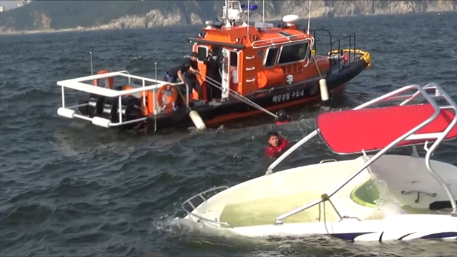 해경이 구조작업을 하고 있다.(사진제공=부산해양경찰서)