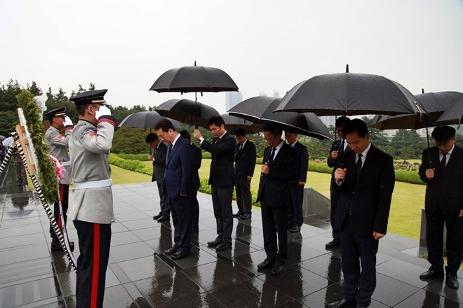 유엔기념공원에서 참배를 하고 있다.(사진제공=부산본부세관)