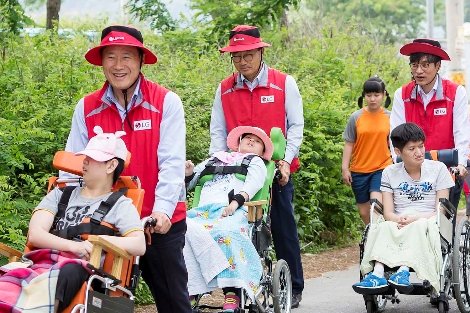 LG이노텍 임직원들과 협력사 대표들이 4일 경기도 안산시 중증장애인 재활시설 ‘어린양의 집’을 찾아가 장애인들의 산책을 돕고 청소, 텃밭 가꾸기 등 봉사활동을 하고 있는 모습. (사진=LG이노텍)