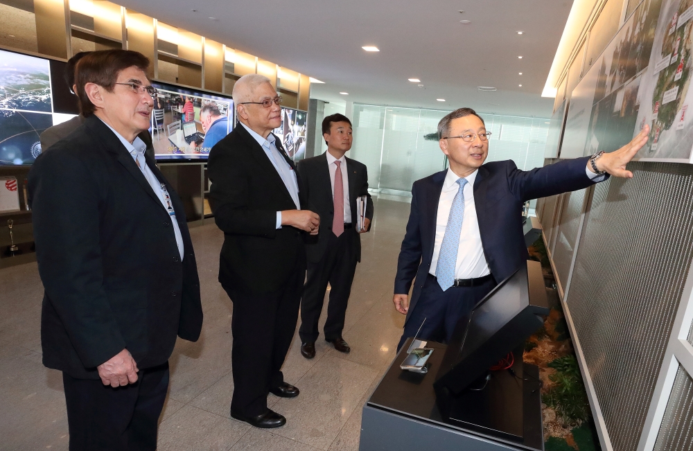 KT는 5일 서울 종로구 KT광화문빌딩 East에서 황창규 회장을 비롯한 경영진이 필리핀 정보통신부 장관을 비롯한 정부 관계자들을 만나 필리핀 정보통신기술(ICT) 발전을 위한 협력방안을 논의했다고 밝혔다.(사진=KT)