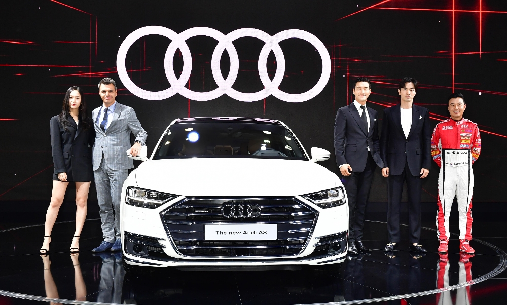 아우디 A8과 (좌측부터)크리스탈, 세드릭주흐넬 아우디 코리아 사장, 아우디 A8, 최시원, 이진욱, 유경욱 선수.(사진=아우디 코리아)