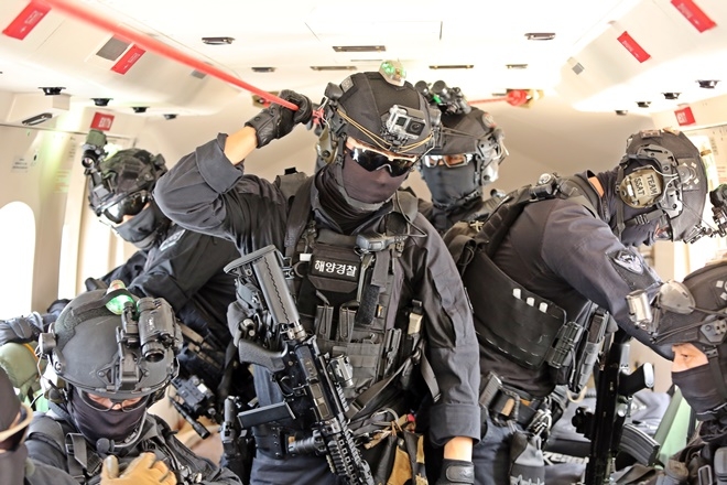 해양경찰 특공대가 훈련에 참여하고 있다.(사진제공=남해해경청)