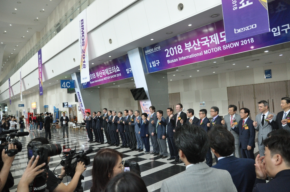 8일 오전 10시 부산 벡스코에서 열린 2018 부산국제모터쇼 개막식에서 내빈들이 화이팅을 외치며 기념촬영을 하고 있다.(사진=최영록 기자)