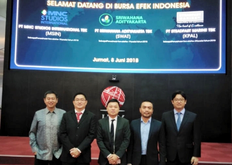 NH투자증권의 인도네시아 현지법인 ‘NH코린도증권’이 인도네시아 증권거래소(IDX)에 현지기업 스리와하나(SRIWAHANA ADITYAKARTA)를 6월 8일(현지시간) 상장시킨 후 IDX 로비에서 기념촬영을 하고 있다. (왼쪽부터 스리와하나 아미루딘 감사, 스리와하나 수산또 대표이사, NH코린도증권 제프리 사장, 회계자문법인 에메랄다 토니 대표, NH코린도증권 민두하 부사장. 사진=NH투자증권)