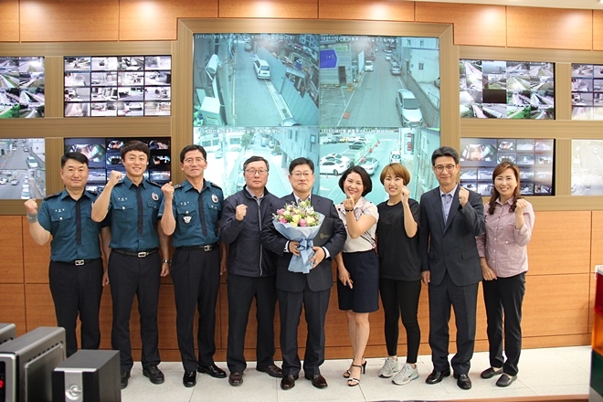 울산남구청 통합관제센터 요원에게 감사장을 전달하고 기념촬영을 하고 있다.(사진제공=울산남부경찰서)