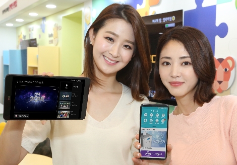 모델들이 비디오포털 선거방송 기능을 테스트 하고 있는 모습. (사진=LG유플러스)