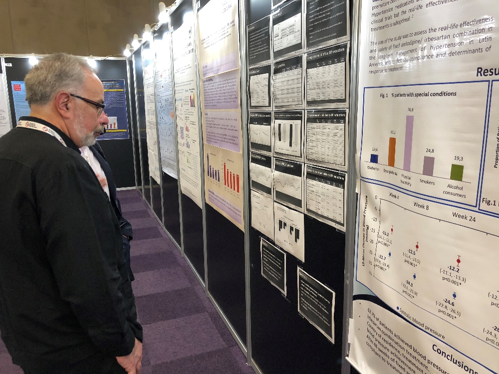 지난 8일부터 10일까지 3일간 스페인 바로셀로나에서 진행된 유럽고혈압학회(ESH/European Society of Hypertension)에서 포스터 발표된 카나브 FAST 임상결과 초록을 학회참가자가 유심히 바라보고 있다. (사진=보령제약)