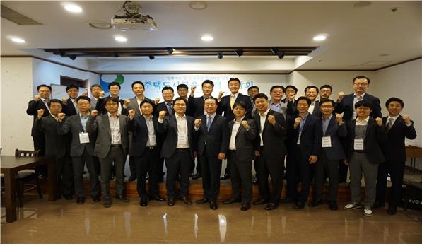 HUG 민간임대주택 및 도시재생 활성화를 위한 간담회에 참여한 HUG 임직원과 건설사 및 신탁사 임직원이 기념촬영을 하고 있다. (앞줄 왼쪽에서 여섯 번째 김기돈 HUG 주택도시기금본부장).(사진=HUG)