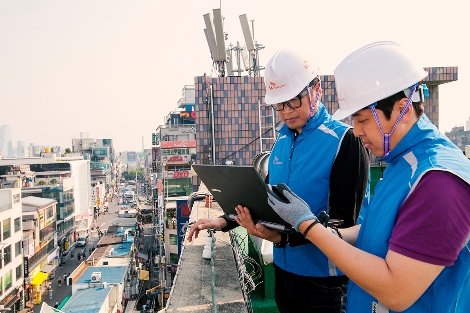서울시 마포구 홍대 인근에서 SK텔레콤 직원들이 기지국 용량 증설 작업을 하고 있는 모습. (사진=SK텔레콤)