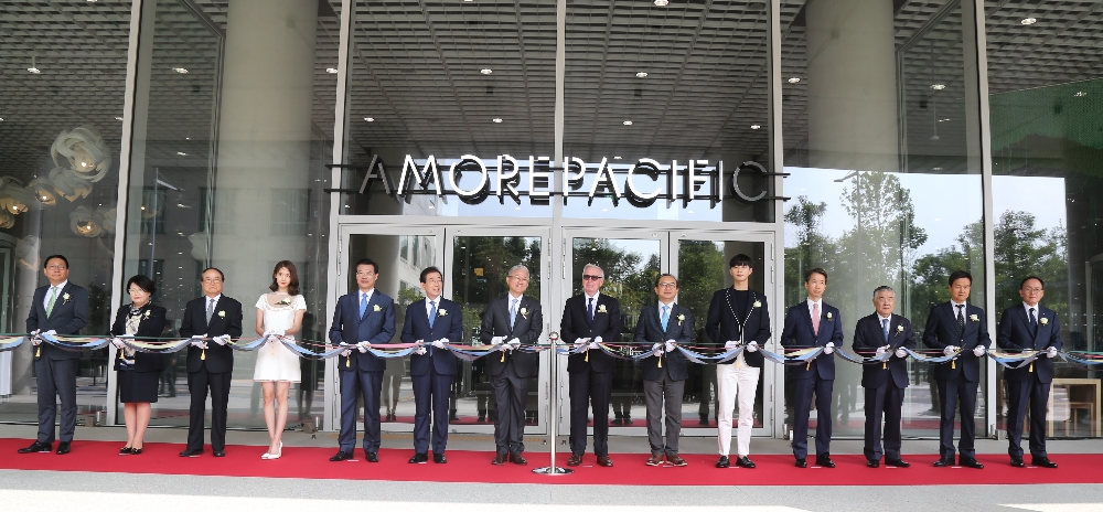 (사진=아모레퍼시픽그룹 본사 준공식 테이프 커팅식)