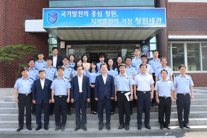 양승권 부산본부세관장(앞줄 왼쪽 5번째)이 창원세관을 방문하고 직원들과 기념촬영.(사진제공=부산본부세관)