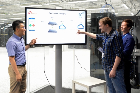SK텔레콤과 글로벌 네트워크 장비업체 노키아 연구원들이 18일(현지시간) 폴란드 브로츠와프 노키아 연구소에서 5G글로벌 표준의 5G단독 규격 기반 데이터 전송을 시연하고 있다. (사진=SK텔레콤)