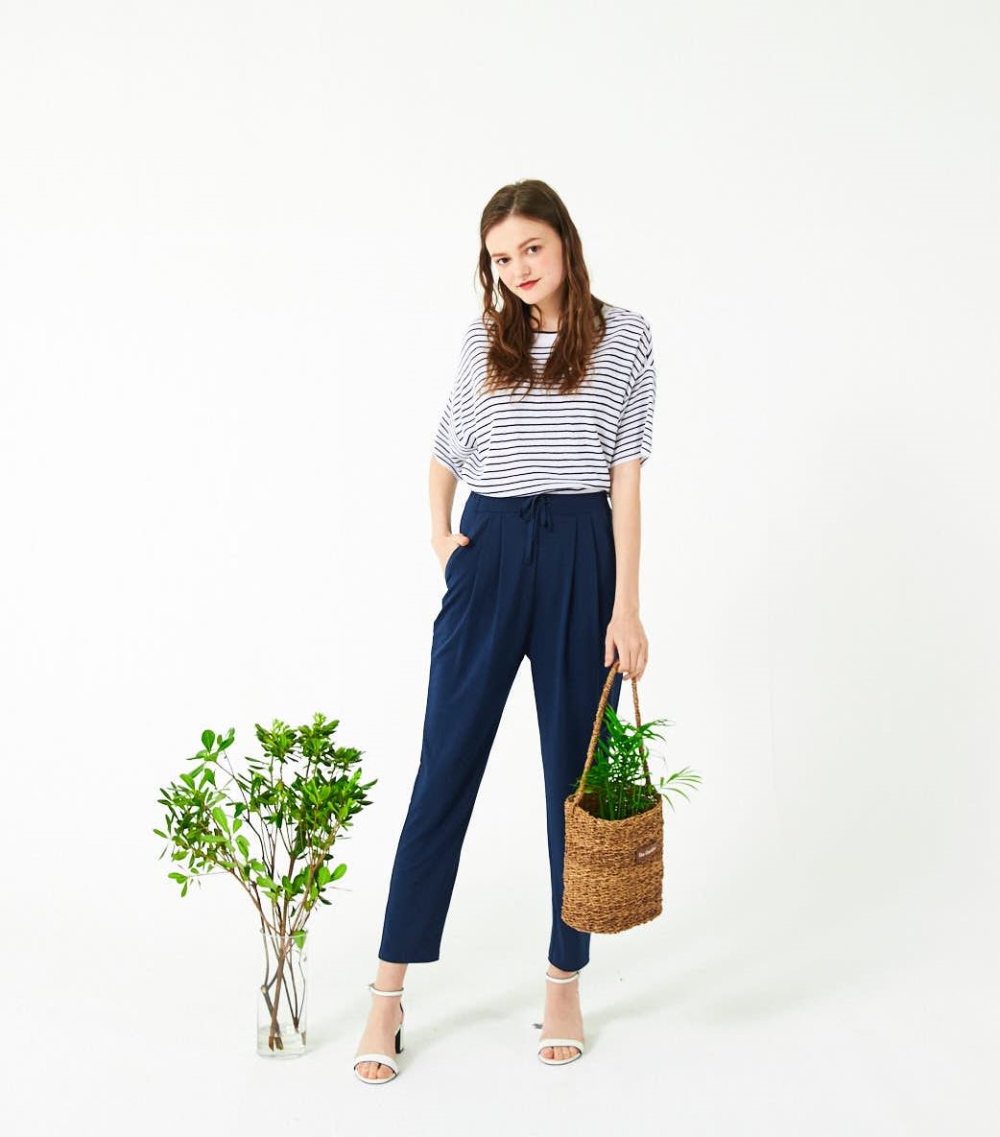 모델이 불가리 배기 팬츠를 착용한 모습 (사진=롯데마트)