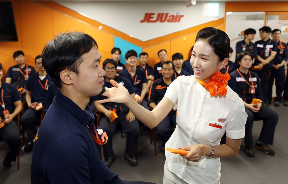 20일 오전 김포국제공항 제주항공 정비본부 라운지에서 여름철 활주로에서 근무하는 정비사들을 위해 피부관리 교육을 진행하고 있다. (사진=제주항공)