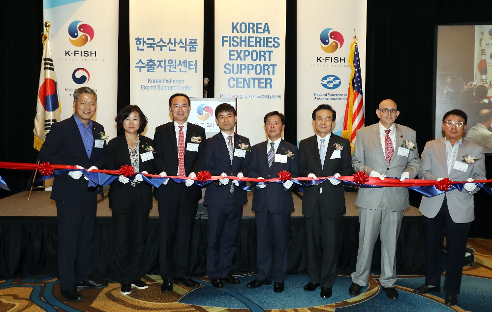 지난 19일(현지시각) 미국 뉴저지주 티넥 메리어트 앳 글렌포인트(Teaneck Marriott at Glenpointe) 호텔에서 열린 ‘뉴저지 수출지원센터’ 개소식에서 박경철 해양수산부 수산정책국장(사진 좌측에서 세번째),이중찬 수협중앙회 상임이사(사진 좌측에서 다섯번째), 박효성 주뉴욕 총영사관 총영사(사진 왼쪽에서 여섯번째), 박종욱 뉴저지 수출지원센터장(사진 왼쪽 네번째) 이 커팅식을 진행하고 있다.(사진=수협중앙회)