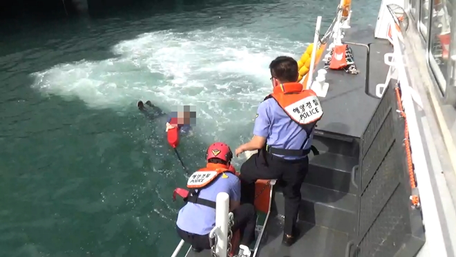 투신자를 구조하고 있다.(사진제공=부산해양경찰서)