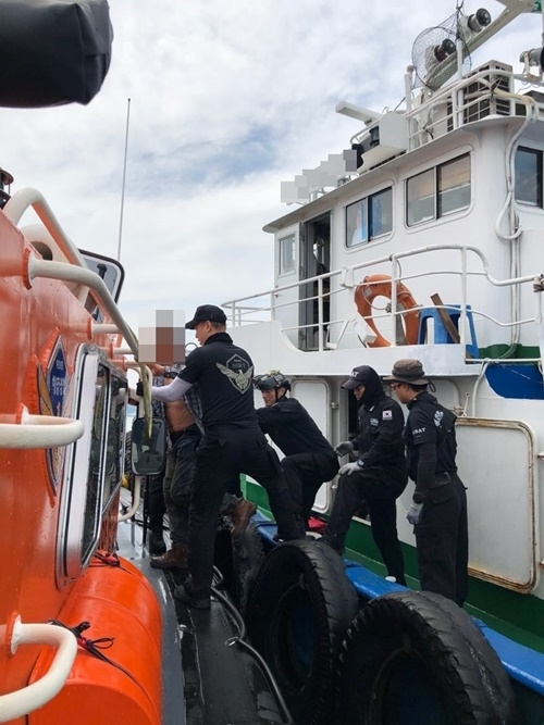 부상환자를 후송하고 있다.(사진제공=부산해양경찰서)