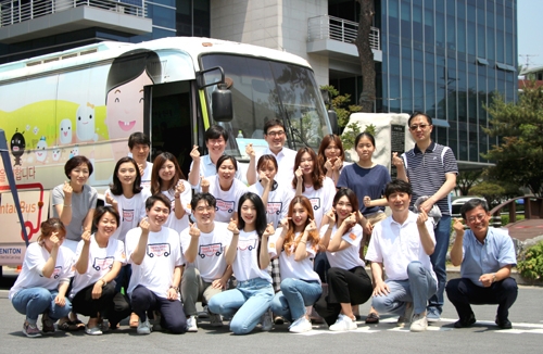 24일 서울 은평구보건소에서 진행된 ‘해피스마일치과버스’ 봉사활동에서 봉사단이 기념촬영을 했다. (사진=제니튼)