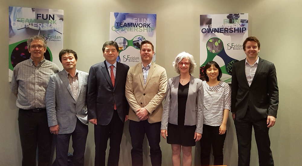 박대우 GC녹십자랩셀 대표(왼쪽에서 세번째)와 프랑수아-토마 미쇼 펠던 테라퓨틱스 대표(왼쪽에서 네번째)가 기념 사진을 찍고 있다. (사진=GC녹십자랩셀)