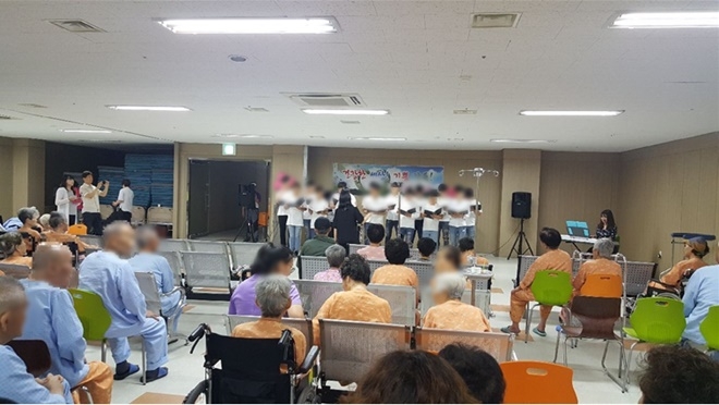 보이스 소년합창단이 동창노인요양병원서 위문공연을 펼치고 있다.(사진제공=창원준법지원센터)