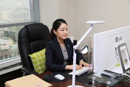 현재 이혼전문 법돌이 카페에서 실시간 무료법률 상담 활동중인 서유리 변호사