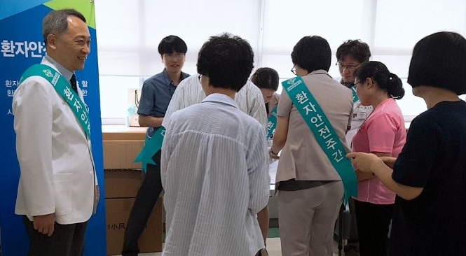 건국대병원은 지난달 25일부터 28일까지 나흘간 ‘2018년 환자안전의 날’을 개최했다. 각 병동의 중앙 휴게실에서 환자안전 퀴즈부스를 운영해 환자와 보호자들에게 선물을 나눠주고 있다. (사진=건국대병원)