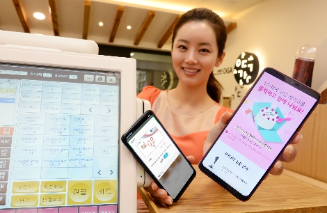 모델이 LG 트윈타워에서 LG 페이를 지원하는 다양한 스마트폰들과 LG 페이 1주년 감사이벤트를 소개하고 있다. (사진=LG전자)