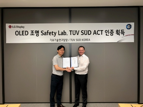 3일 LG사이언스파크에서 LG디스플레이 배종욱 기초기술연구담당(왼쪽)이 예쎄폴커 TUV SUD Korea 제품인증사업부 총괄전무(오른쪽)로부터 인증서를 받고 있는 모습. (사진=LG디스플레이)