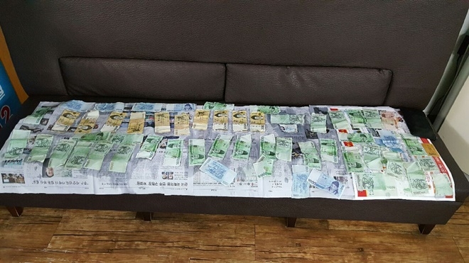젖은 돈을 수거해 소파에 말리고 있다.(사진제공=부산지방경찰청)