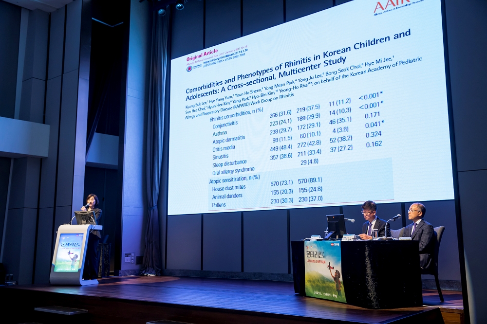 지난 4일 열린 몬테리진츄정 발매 기념 심포지엄에서 서울의료원 염혜영 부원장과 인제의대 김창근 교수가 주제발표를 하고 있다. (사진=한미약품)