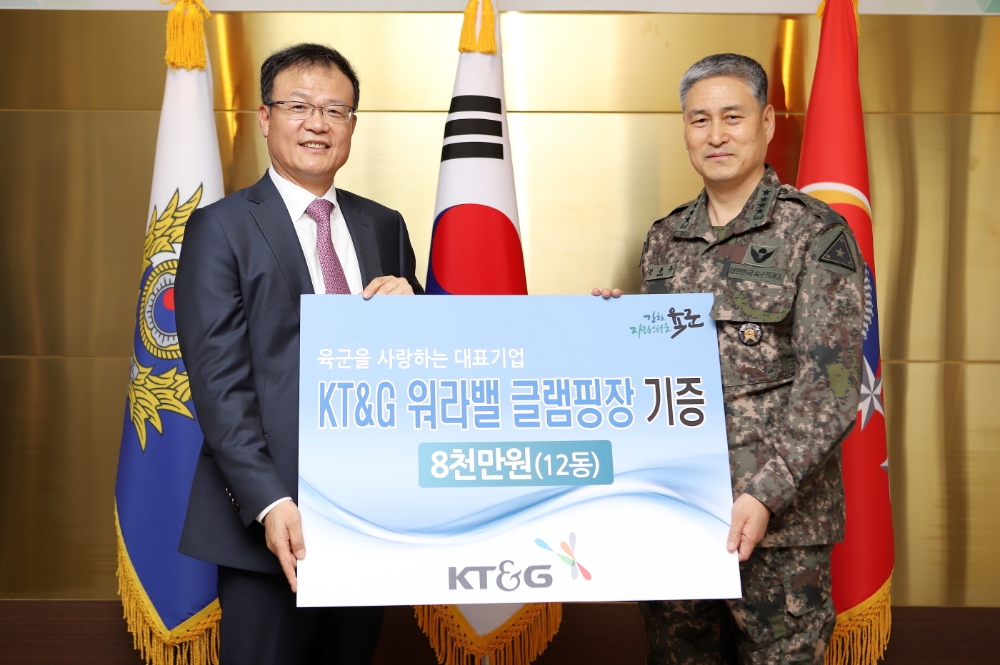백복인 KT&G 사장(왼쪽)과 김용우 육군 참모총장(오른쪽)이 지난 6일 육군 서울사무소에서 기증식을 갖고 기념 촬영하고 있는 모습. (사진=KT&G)