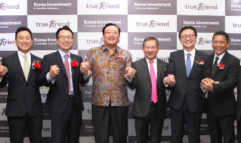 왼쪽부터 김성환 한국투자증권 부사장, 송상엽 KIS 인도네시아 법인장, 김남구 한국투자금융지주 부회장, Johnny(죠니) KIS 인도네시아 주주, 유상호 한국투자증권 사장, Monang silalahi(모낭 실라라히) KIS 인도네시아 주주. (사진=한국투자증권)