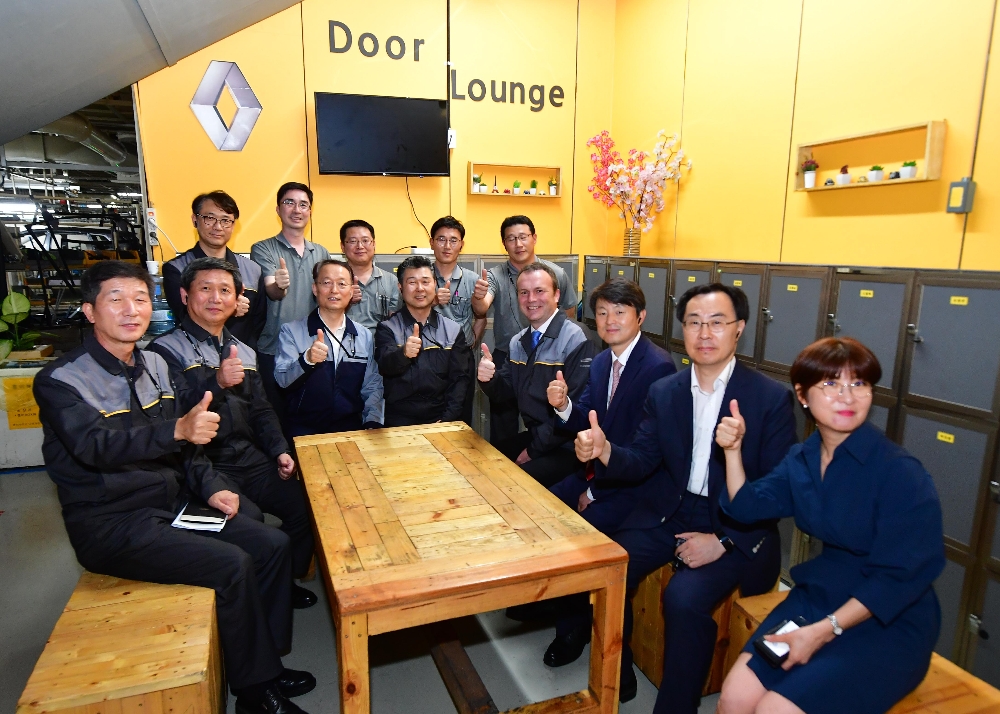 산업부 백운규 장관이 르노삼성자동차 부산공장 방문했다.(사진=르노삼성자동차)