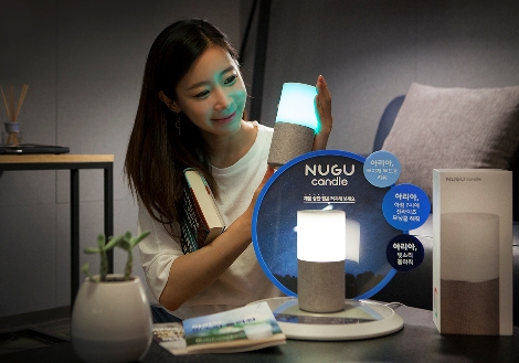 SK텔레콤 모델이 11일 출시한 '누구 캔들(NUGU Candle)'을 소개하고 있다. (사진=SK텔레콤)