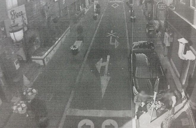 단속원이 화분을 치우자 다시 화분으로 번호판을 다시 가린 사진(2018. 2. 1. 15:49경). (사진제공=울산지법)