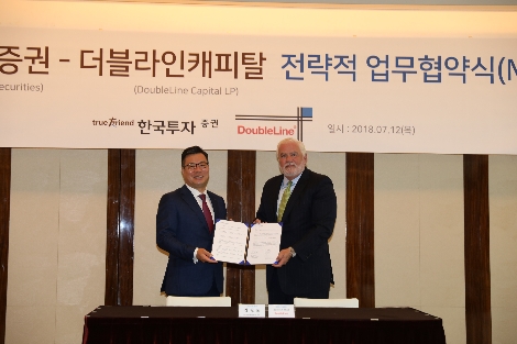 한투증권 정일문 개인고객그룹장(왼쪽)과 이그나시오 소사(Ignacio Sosa) 더블라인캐피탈 해외사업총괄 디렉터(오른쪽). (사진=한국투자증권)