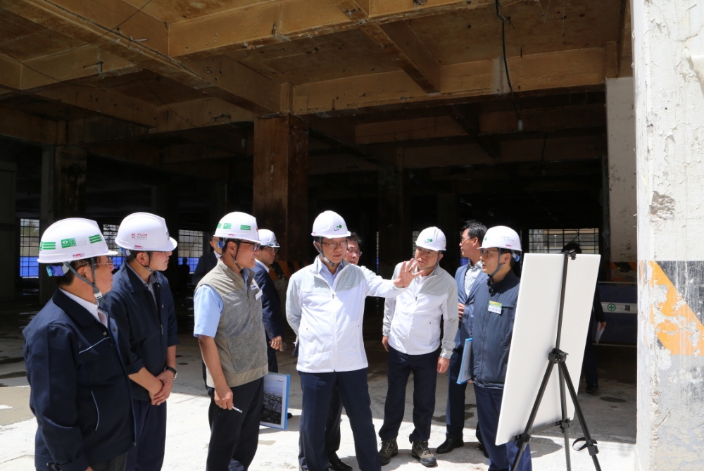 박상우 LH 사장(사진 가운데) 등 관계자들이 청주 문화산업단지 현장을 둘러보고 있다.(사진=LH)